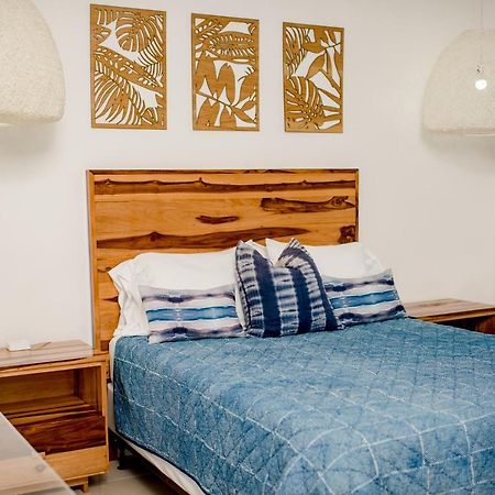 Whispering Seas Oceanfront Suite オーチョ・リオス エクステリア 写真