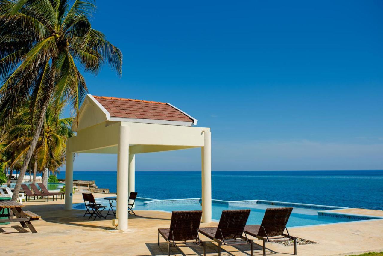 Whispering Seas Oceanfront Suite オーチョ・リオス エクステリア 写真