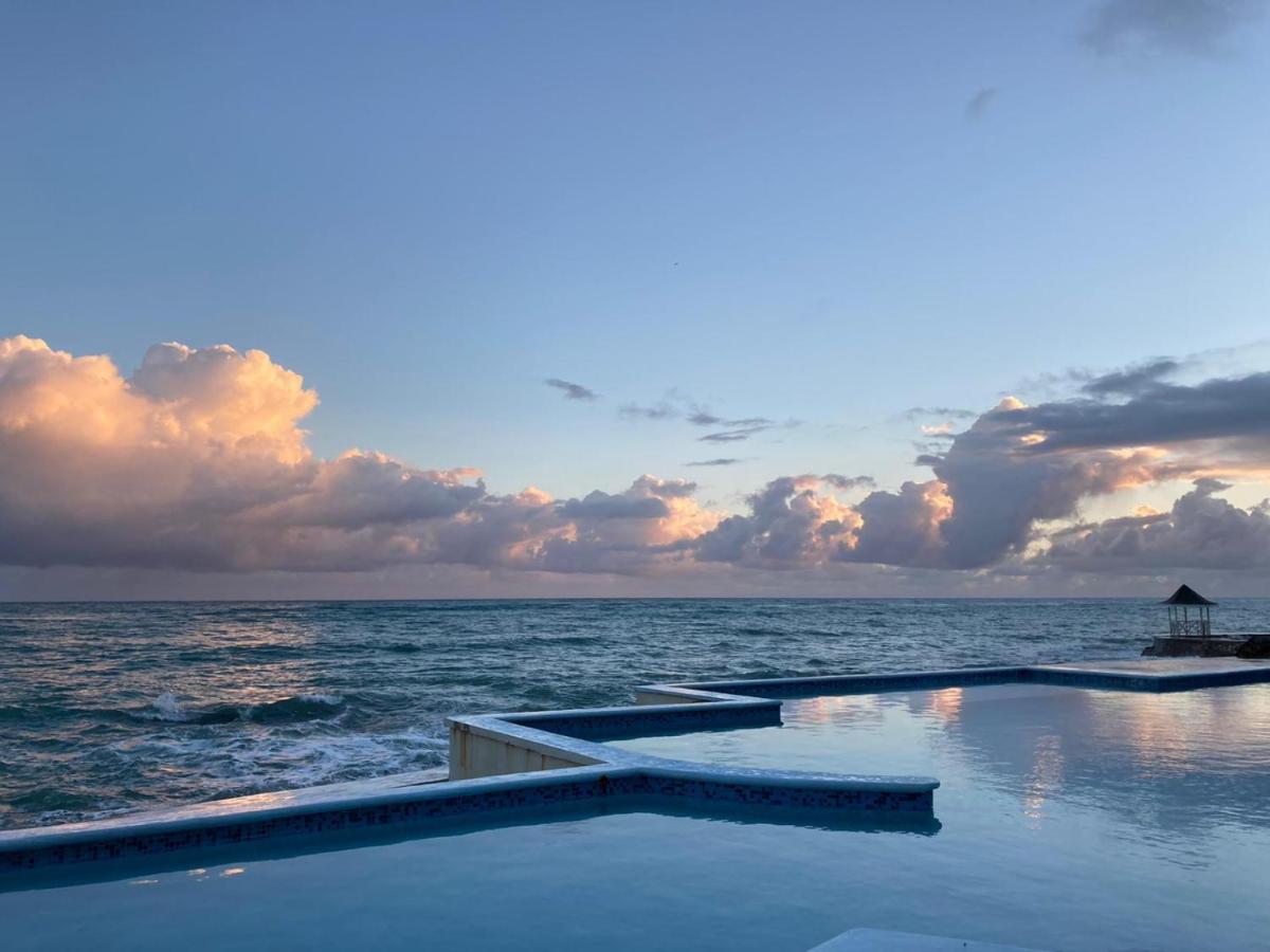 Whispering Seas Oceanfront Suite オーチョ・リオス エクステリア 写真