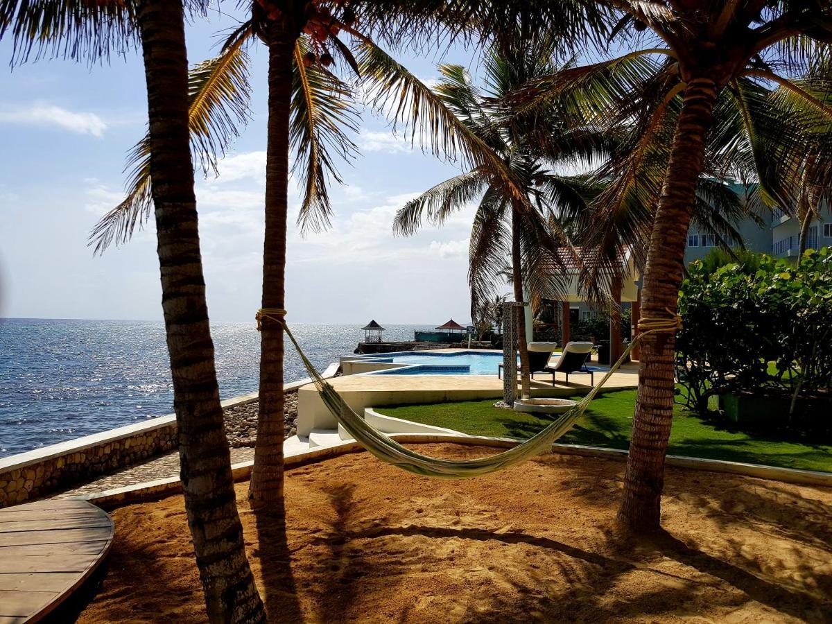 Whispering Seas Oceanfront Suite オーチョ・リオス エクステリア 写真