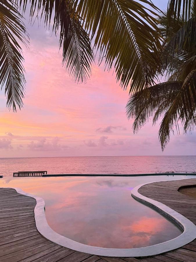 Whispering Seas Oceanfront Suite オーチョ・リオス エクステリア 写真