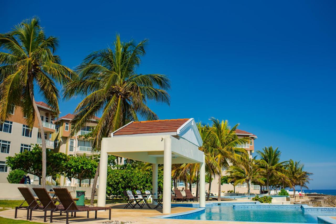 Whispering Seas Oceanfront Suite オーチョ・リオス エクステリア 写真