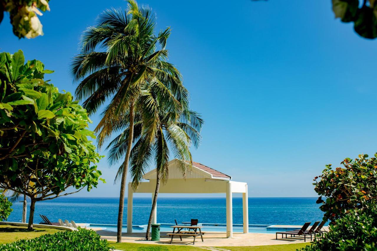 Whispering Seas Oceanfront Suite オーチョ・リオス エクステリア 写真