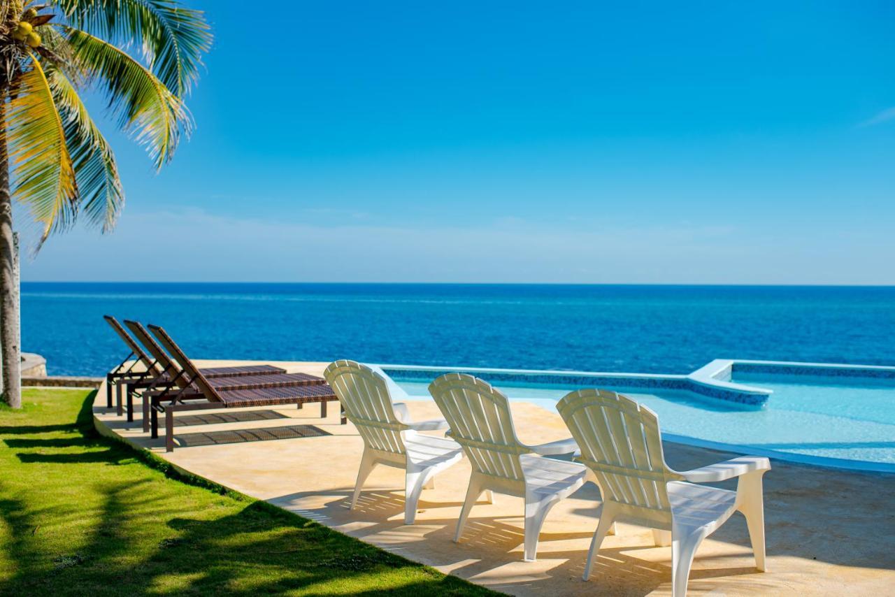 Whispering Seas Oceanfront Suite オーチョ・リオス エクステリア 写真