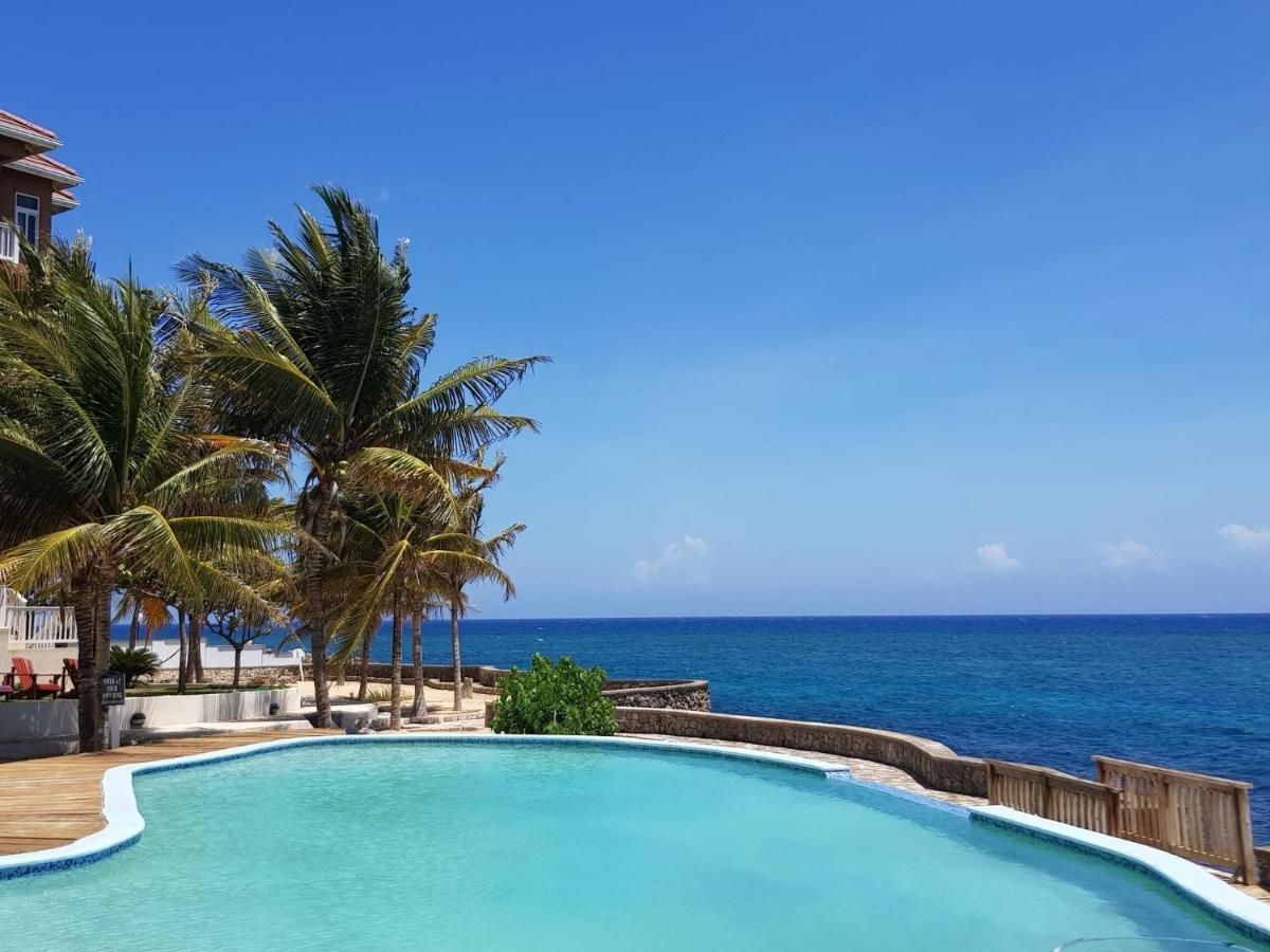 Whispering Seas Oceanfront Suite オーチョ・リオス エクステリア 写真