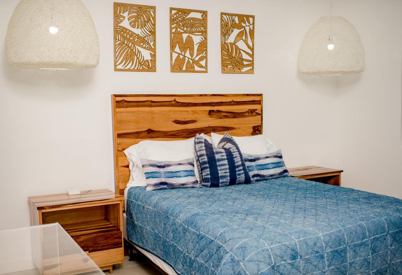 Whispering Seas Oceanfront Suite オーチョ・リオス エクステリア 写真